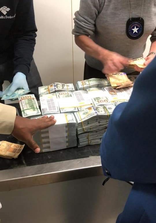 Brazilian security agents counting more money allegedly found on the Vice President of Equatorial Guinea, Teodorin Mangue