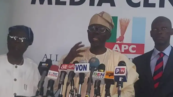 Jide Sanwo-Olu, middle, flanked by APC stalwarts.