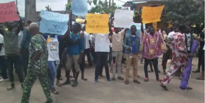 The protesters in Ogba, Lagos. Photo: NAN