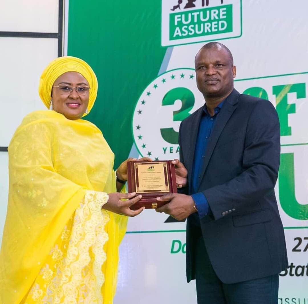 Aisha Buhari presenting her award to Kyari