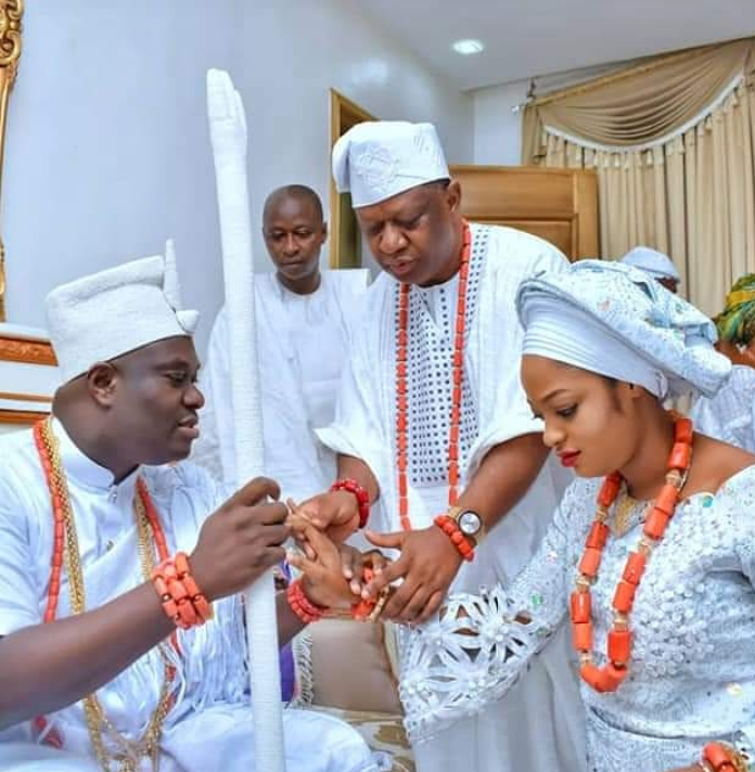 Ooni receiving his bride at his palace in Ife