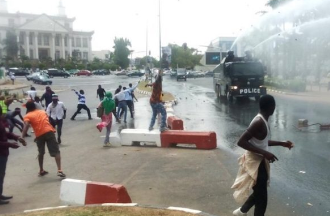 Stone-throwing Shi'ites confront anti-riot vehicle in Abuja