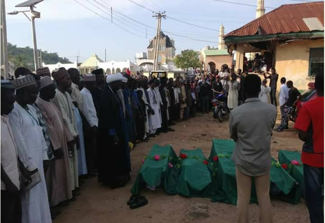 Burial of some the victims of the clash between Shi'ites and security forces