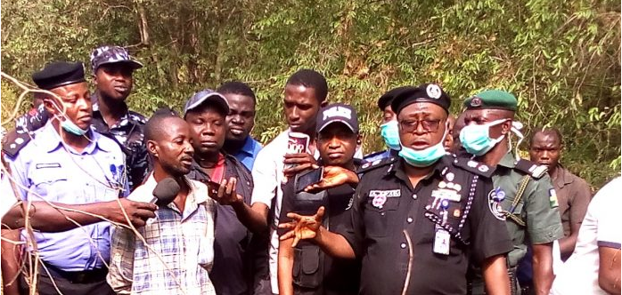 Ogun State Police Commissioner, CP Ahmed Iliyasu parading the suspect before newsmen in the forest on Monday