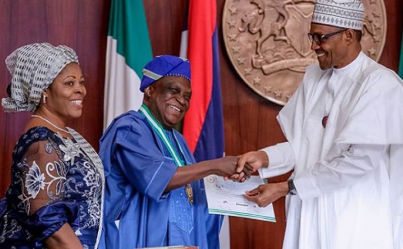 Professor Olufemi Obafemi receiving the award