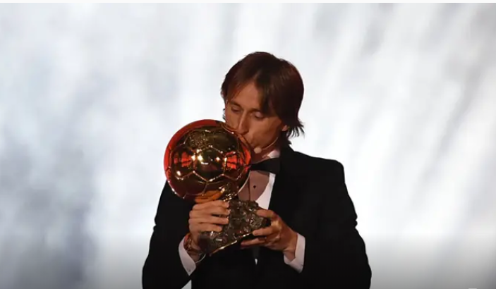 Real Madrid's Croatian midfielder Luka Modric kisses the trophy after receiving the 2018 FIFA Men's Ballon d'Or award for best player of the year. Photo: AFP