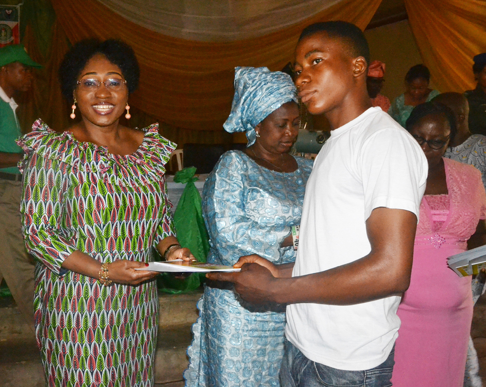 Wife of Ekiti State Governor, Erelu Bisi Fayemi, presenting a JAMB/UTME scratch Card to one of the beneficiaries of the Government’s Free JAMB/UTME form at the flag-off Ceremony for the Distribution of 2019 Free Jamb/UTME forms at Ola-Oluwa Muslim Grammar School Hall, Ado-Ekiti…on Friday.