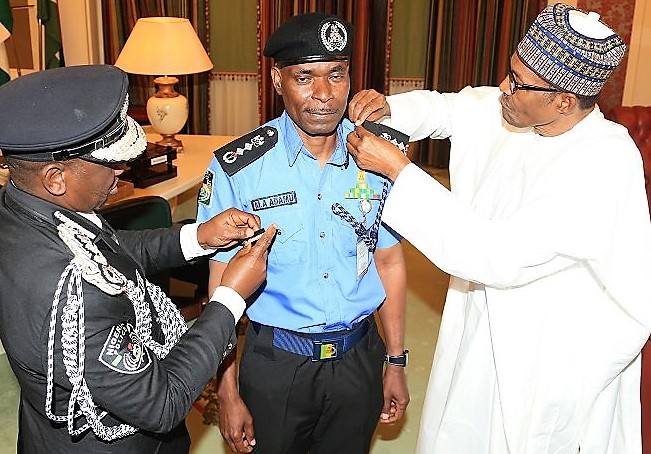 Retired IGP Idris leading his successor to President Muhammadu Buhari in Aso Rock Villa