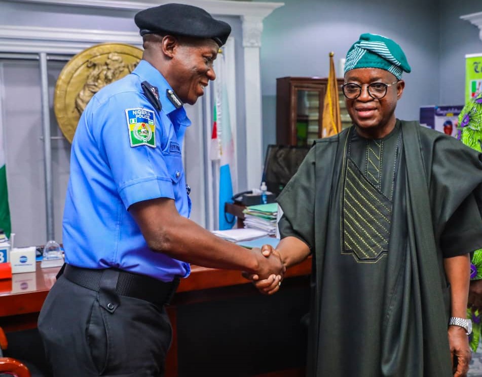 Gov Oyetola welcomes AIG Oyebade to his office during the familiarization visit.