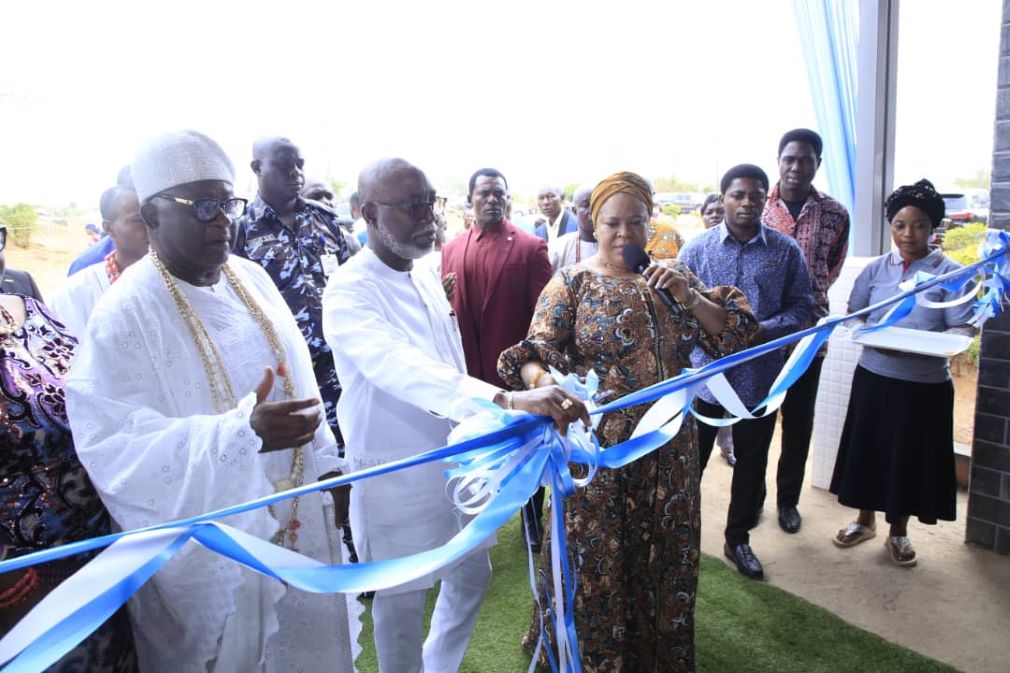 Pastor Evelyn Joshua (right) with dignitaries opening SCOAN's branch in Akure.