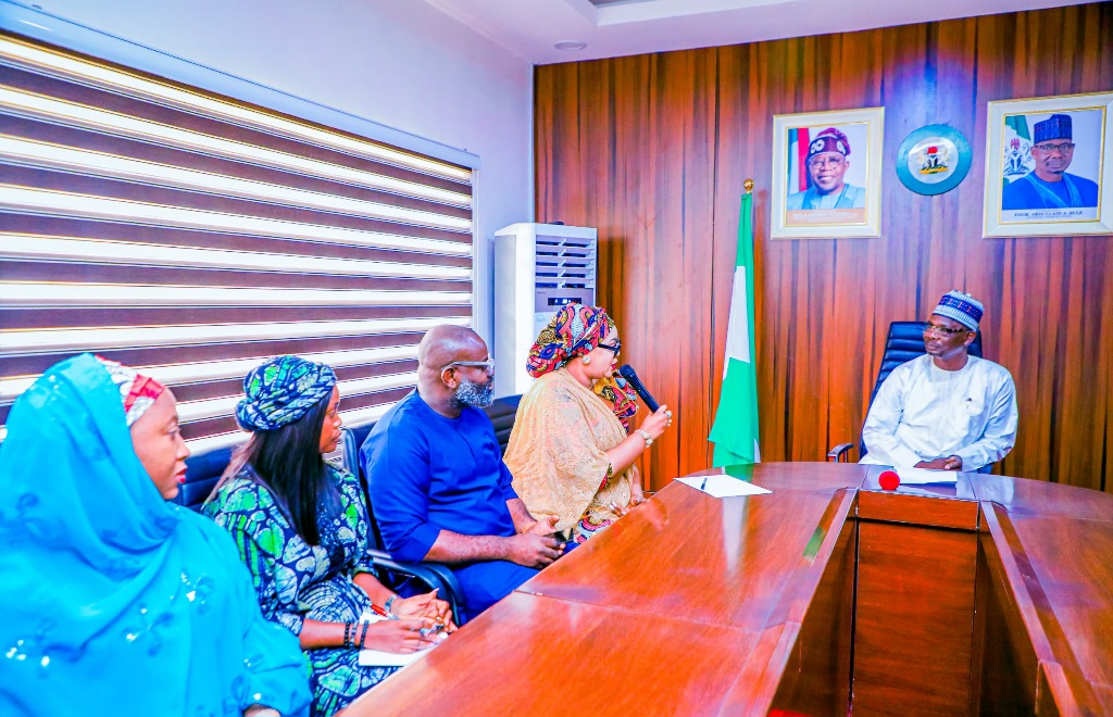 Nasarawa Governor receiving the SSA to the President on school feeding programme, Dr. Yetunde Adeniji and her team.